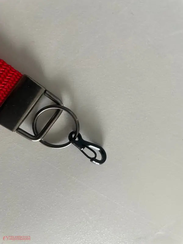 Atemschutzüberwachungsanhänger Fireandkisses – Hochwertiges Feuerwehr Gurtband | Robust & langlebig | Mit Karabiner