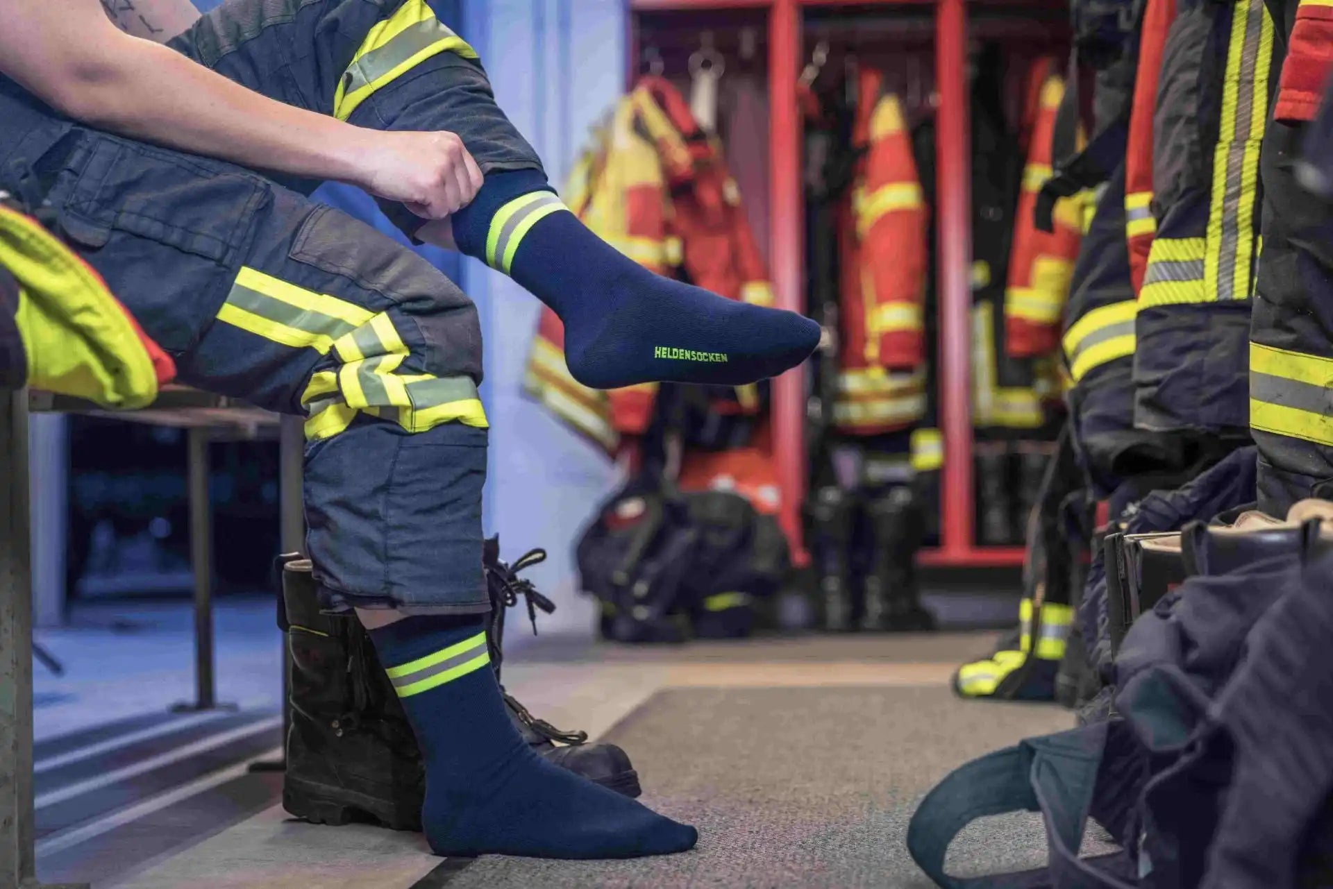 Feuerwehrmann zieht Socken an.