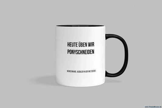 Fireandkisses fun-tasse „heute üben wir ponyschneiden“ - schwarzer henkel & rand - tasse fun-tasse „heute ponyschneiden“