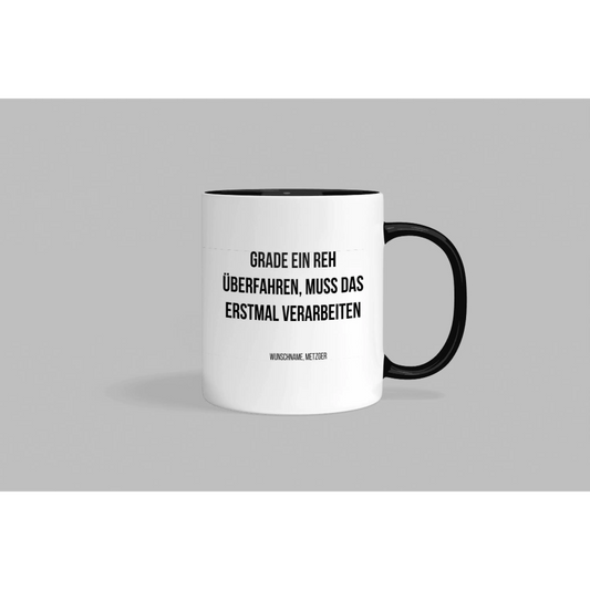 Fireandkisses fun-tasse „metzger – grade ein reh überfahren muss das erstmal verarbeiten“ - schwarzer henkel & rand