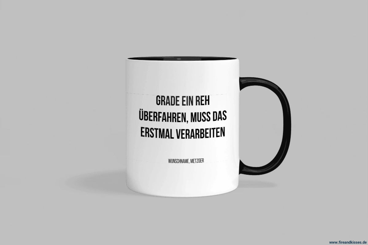 Fireandkisses fun-tasse „metzger – grade ein reh überfahren muss das erstmal verarbeiten“ - schwarzer henkel & rand
