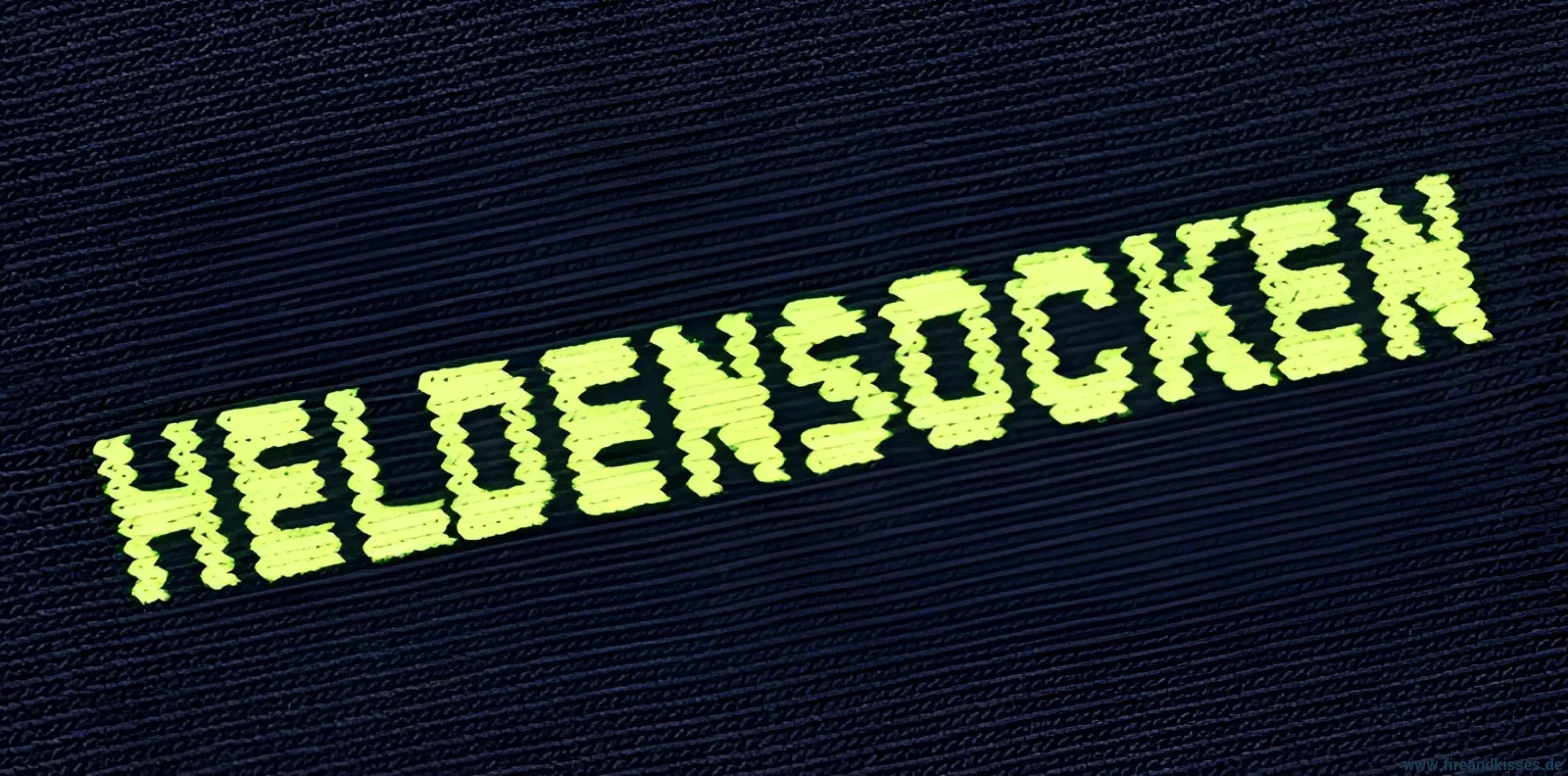 Heldensocken marineblau/gelb-silber-gelb – feuerwehrsocken mit stil & komfort | fireandkisses.de