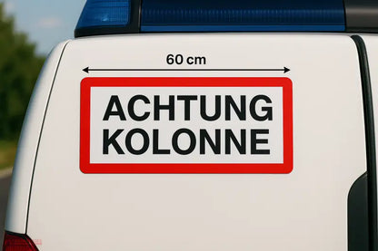 Magnetschild Achtung Kolonne auf Feuerwehrfahrzeug bei Tag